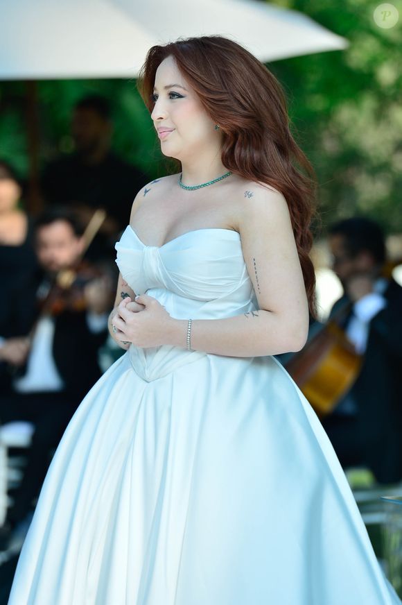 Mari Fernandez escolheu vestido de noiva com corte princesa