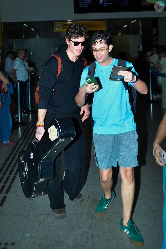 Shawn Mendes atendeu fã em desembarque no Brasil para réveillon com Bruna Marquezine