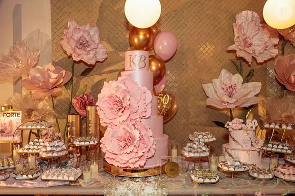 A decoração romântica da festa de Karina Bacchi contou com balões, arranjos florais e detalhes personalizados para a aniversariante