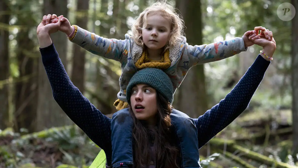 Cena de Maid, minissérie da Netflix estrelada por Margaret Qualley, que acompanha uma jovem mãe tentando reconstruir a vida após fugir de um relacionamento abusivo