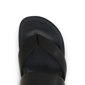 Encontrada na Farfetch Brasil, a sandália japonesa de couro da Yohji Yamamoto caiu de R$ 7.120 para R$ 5.324, uma economia de R$ 1.796, ou cerca de 25% de desconto