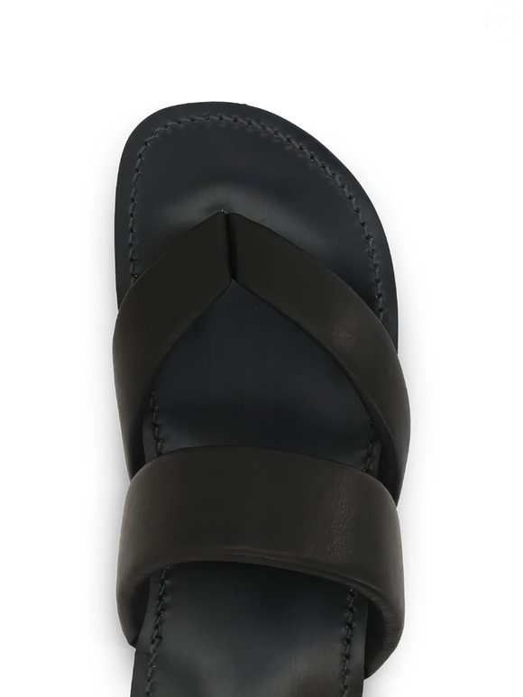 Encontrada na Farfetch Brasil, a sandália japonesa de couro da Yohji Yamamoto caiu de R$ 7.120 para R$ 5.324, uma economia de R$ 1.796, ou cerca de 25% de desconto