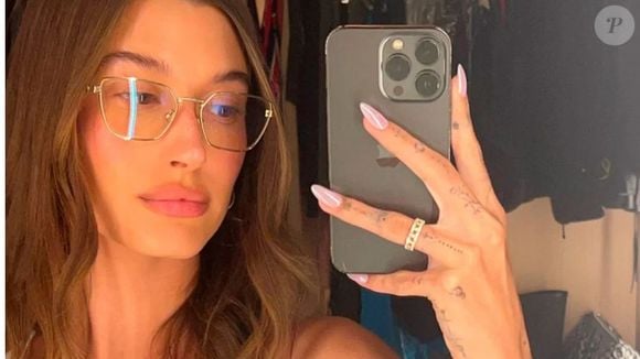 Hailey Bieber é grande adepta das unhas peroladas