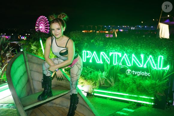 Larissa Manoela aposta em look futurista no último dia de Lollapalooza