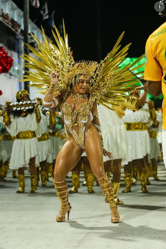 Em entrevista, Fabíola Andrade revelou que, neste ano, seu marido Rogério Andrade conseguirá ver detalhes do seu desfile