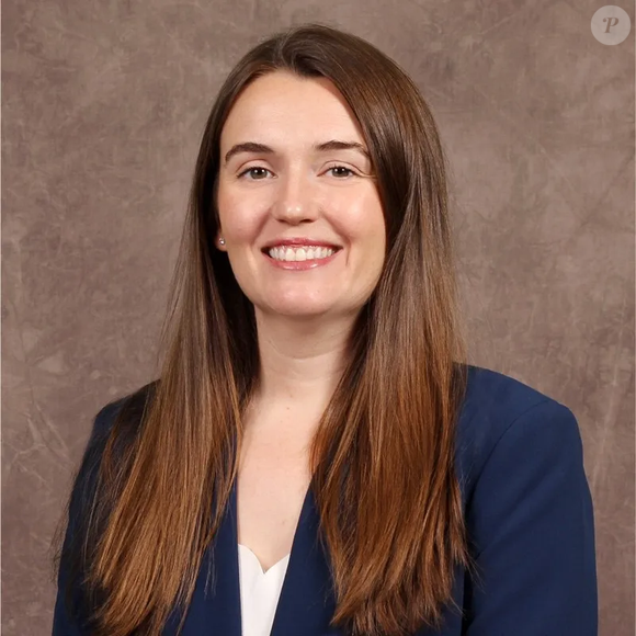 Erin Piacenti, de 32 anos, vice-presidente do Bank of America, morreu após ser esfaqueada durante um ataque na Times Square, em Nova York, na segunda-feira (31). Segundo a Reuters, com informações reproduzidas pela CNN Brasil, outra vítima, um homem, também foi atingida, mas sobreviveu