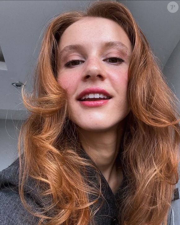 Belíssima, Ahsen Eroğlu cresceu e é um fenômeno na Turquia com milhões de seguidores nas redes sociais. Ela tem atualmente 30 anos.