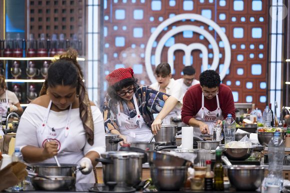 O 'MasterChef Brasil 2026' ganhou mais um eliminado após desafios com língua bovina e omurice. Helena Rizzo fez uma das críticas mais contundentes da temporada