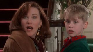 A condição genética rara que mudou a vida de Caroline O'Hara: falecida aos 71 anos, atriz de 'Esqueceram de Mim' escondeu diagnóstico assintomático de amigos; médica explica