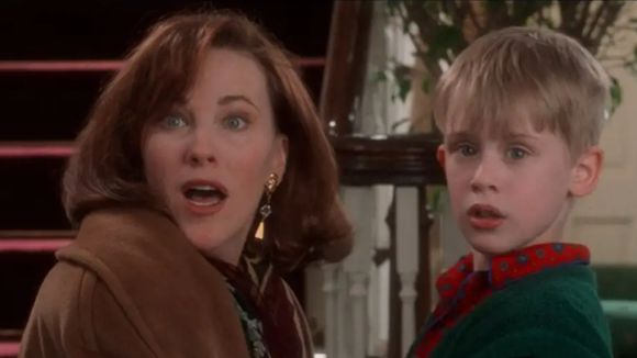 A condição genética rara que mudou a vida de Caroline O'Hara: falecida aos 71 anos, atriz de 'Esqueceram de Mim' escondeu diagnóstico assintomático de amigos; médica explica