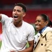 'Me mantenho humilde porque a tenho por perto': o papel fundamental da mãe de Jude Bellingham no controle emocional e no sucesso na carreira do craque de 23 anos da Inglaterra