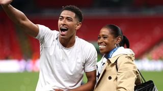 'Me mantenho humilde porque a tenho por perto': o papel fundamental da mãe de Jude Bellingham no controle emocional e no sucesso na carreira do craque de 23 anos da Inglaterra