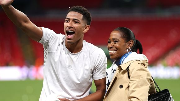 'Me mantenho humilde porque a tenho por perto': o papel fundamental da mãe de Jude Bellingham no controle emocional e no sucesso na carreira do craque de 23 anos da Inglaterra