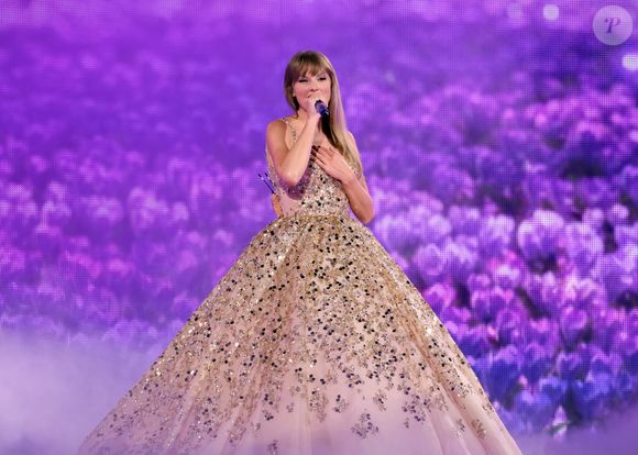 A suposta escolha do vestido de noiva mostra como Taylor Swift une tradição, romantismo e referências da era de ouro de Hollywood