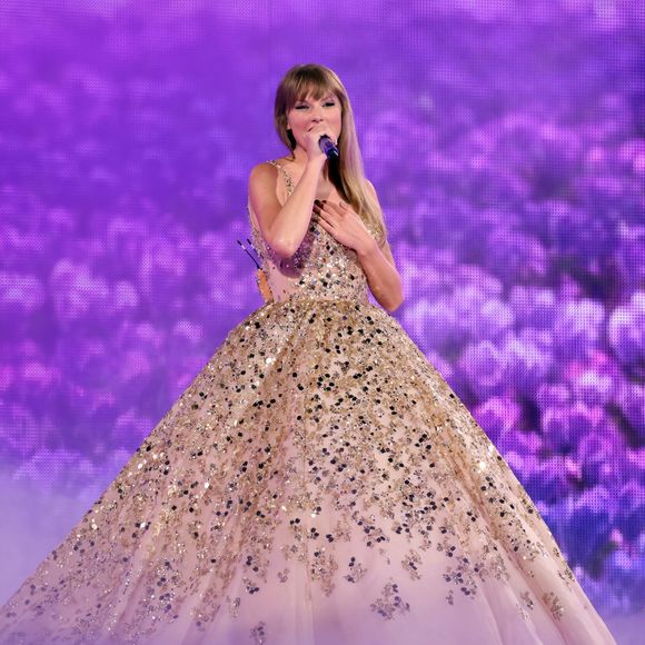 A suposta escolha do vestido de noiva mostra como Taylor Swift une tradição, romantismo e referências da era de ouro de Hollywood