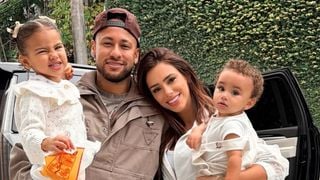 Tênis Puma na cor Ice Coffee e biscoito de polvilho popular: antes da Copa 2026, Neymar se despede da família e a filha Mavie rouba a cena