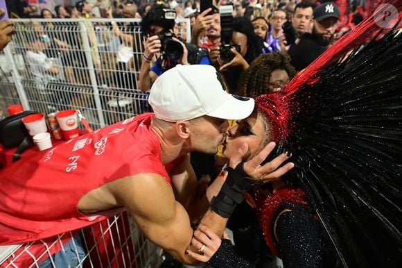 Carnaval 2026: Lexa e Ricardo Viana se beijaram durante o desfile da Dragões da Real, escola da qual a funkeira é rainha de bateria