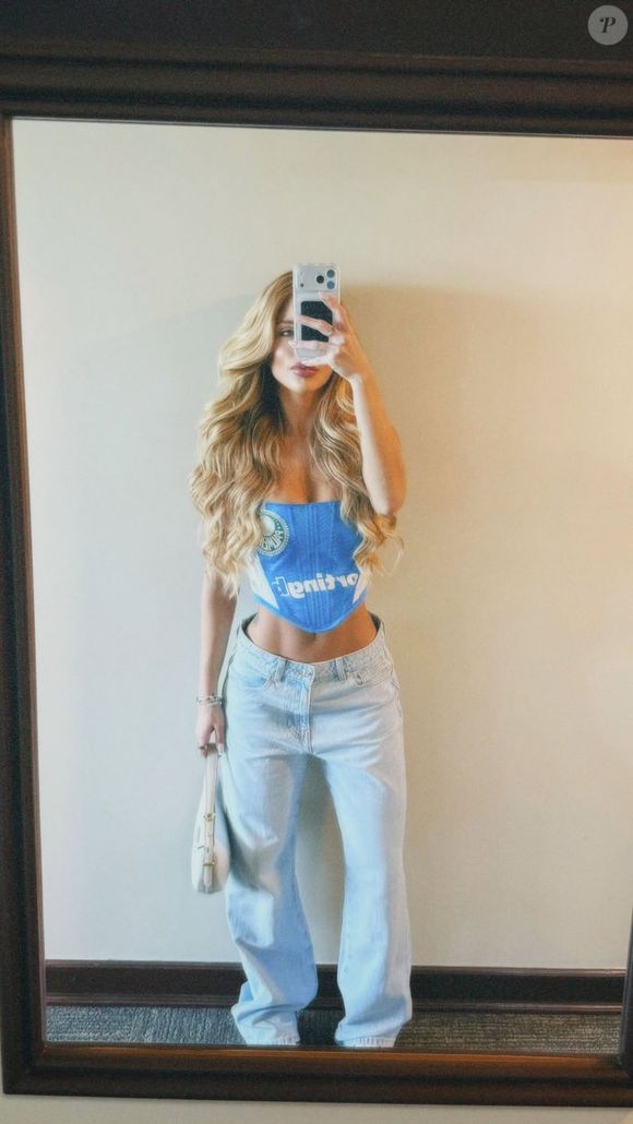 Namorada de Carlos Miguel, do Flamengo, Nathalia Faria compareceu à final da Libertadores 2025 com um cropped azul estiloso com uma calça wide leg