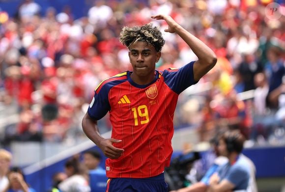 Lamine Yamal é filho de Mounir Nasraoui, de origem marroquina, e Sheila Ebana, nascida na Guiné Equatorial