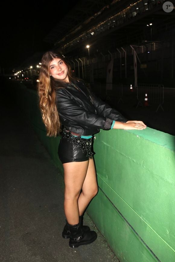 Lollapalooza 2026: filha de Cauã Reymond e Grazi Massafera, Sofia Massafera posou sozinha com um look todo preto