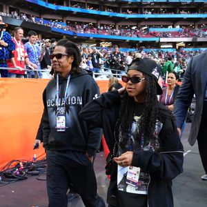 Há uma clara preferência por elementos urbanos como tênis exclusivos, moletons oversized e tranças elaboradas que reforçam a estética afrocentrada com orgulho.