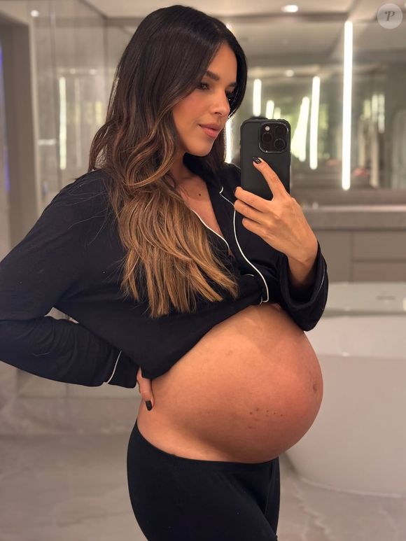 Mariana Rios apareceu pelas redes sociais neste domingo (21) para falar sobre os últimos momentos da gestação de seu primeiro filho, Palo