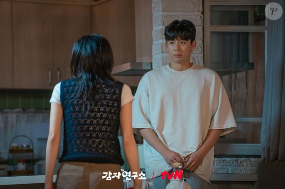 Em 'Amor e Batatas', Hyun Seung Shin vive Kim Hwan-gyeong, o irmão de Mi-kyeong. Ele é o caçulinha da trama e tem apenas 26 anos