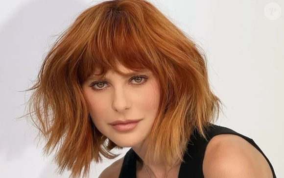 Julianne Trevisol é Milena em 'Vale Tudo', a ex-namorada de Renato (João Vicente de Castro) que alertará Leila (Carolina Dieckmann) sobre o publicitário