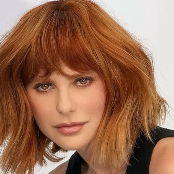 Julianne Trevisol é Milena em 'Vale Tudo', a ex-namorada de Renato (João Vicente de Castro) que alertará Leila (Carolina Dieckmann) sobre o publicitário