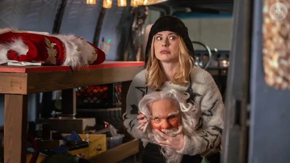 Em busca de um emprego, ela entra no mundo do Natal fantasiada de Papai Noel e precisa esconder sua verdadeira identidade