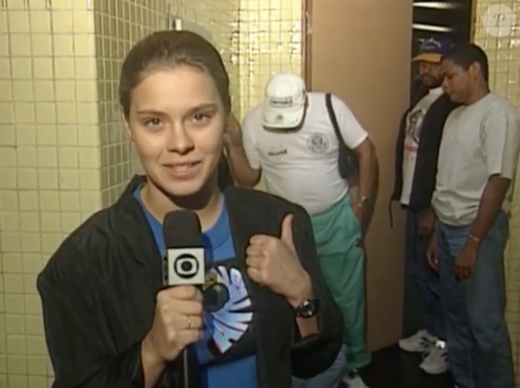 Carolina Dieckmmann visitou a sala de aquecimento do clube e deu um show de carisma ao falar com jogadores