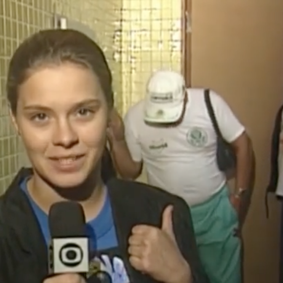 Carolina Dieckmmann visitou a sala de aquecimento do clube e deu um show de carisma ao falar com jogadores