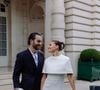 A antiga 'menina mais bonita do mundo' subiu ao altar em Paris. O vestido de noiva de Thylane Blondeau chamou atenção pelo design minimalista e pela capa estruturada