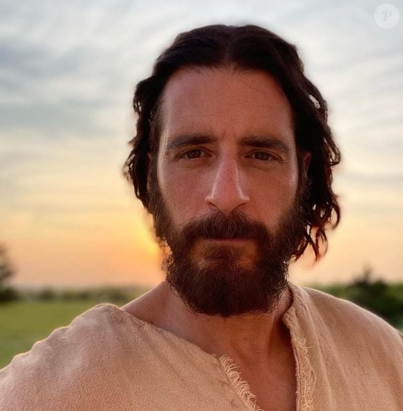 Em entrevista, Dallas Jenkins, criador e diretor da série, contou que Roumie não gostou de uma fala de Jesus após a crucificação