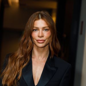 Grazi Massafera dispensou o colorido e apostou em um look all black bem sóbrio