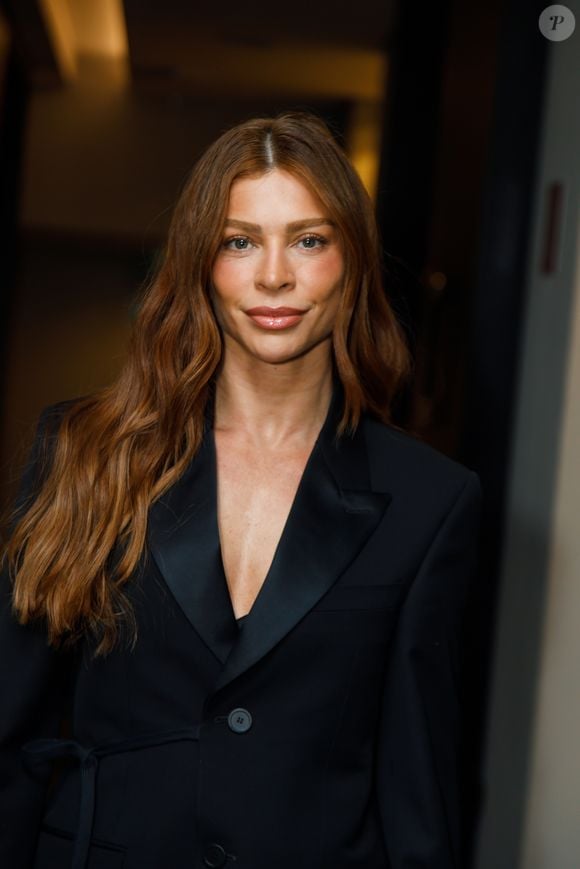 Grazi Massafera dispensou o colorido e apostou em um look all black bem sóbrio