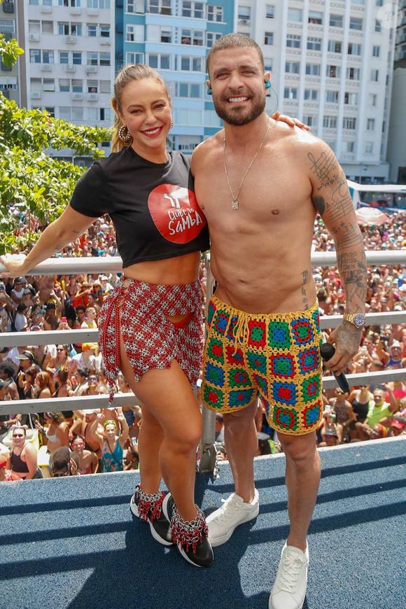 Paolla Oliveira e Diogo Nogueira curtiram vários Carnavais juntos; nessa foto, atriz aparecia prestigiando bloco do namorado em Copacabana, que atraiu milhares de pessoas