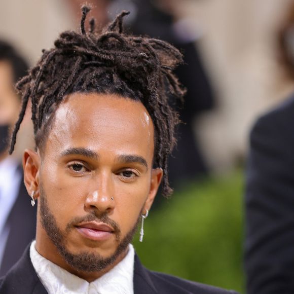 Nas redes sociais, especialmente no X, antigo Twitter, a possível relação entre Kim Kardashian e Lewis Hamilton virou assunto, com internautas reagindo com entusiasmo e frases como 'Agora a Kim acertou!'