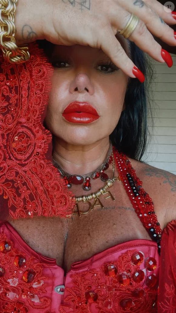 Mãe Analu Portugal se apresenta como ‘a sacerdotisa de Kimbanda’ e tem 35 anos de atuação