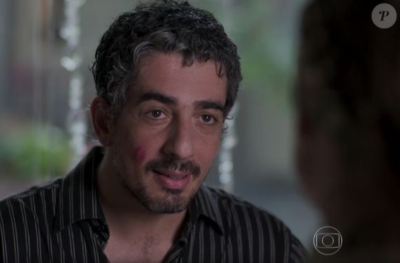 Na segunda fase de 'Além do Tempo', encantado por Rosa (Carolina Kasting), Ariel (Michel Melamed) fica indeciso entre se tornar humano ou voltar a ser anjo