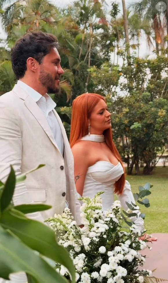 Minimalista e moderno, o vestido de noiva de Viih Tube para o casamento civil foi feito sob medida e passou por ajustes durante o processo de criação