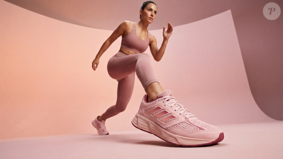 Com degradê nas clássicas três listras, Adidas Galaxy Star W transforma o rosa em protagonista de produções casuais e esportivas