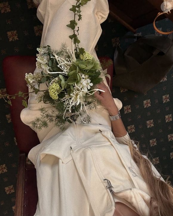 Nada de tule: casamento viraliza após noiva aparecer de Juicy Couture no cartório