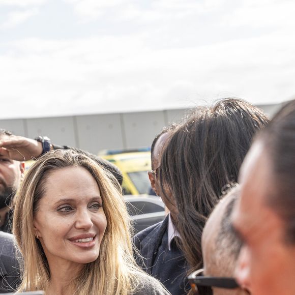 Angelina Jolie descreveu seus planos para a nova fase como "perambular pela Terra", após os gêmeos Vivienne Jolie e Knox completarem 18 anos em julho, de acordo com fontes próximas à atriz ouvidas pelo RadarOnline