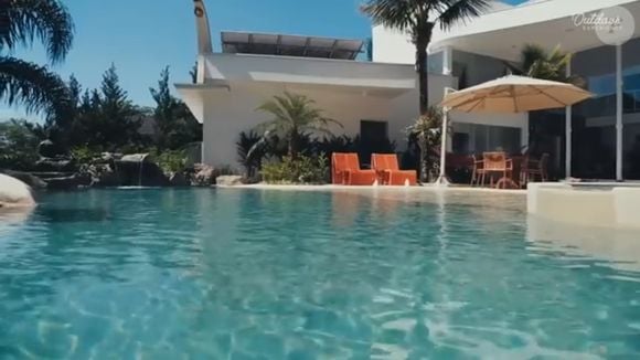 Foto revela detalhe da piscina na casa de luxo do cantor Tato