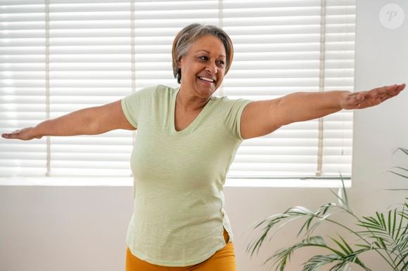 A perda de colágeno e massa muscular favorece os braços flácidos, principalmente durante a menopausa e após os 50 anos