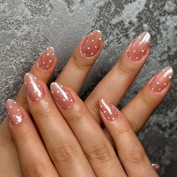 Unhas peroladas com bolinhas dão ar romântico para as mãos