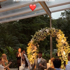 Na véspera do casamento, uma forte tempestade atingiu São Sebastião e quase comprometeu a montagem, fazendo com que a equipe mudasse alguns planos