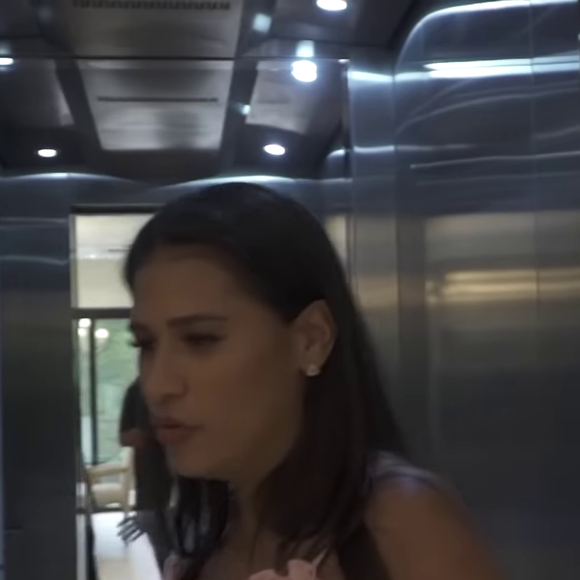 Simone Mendes tem o próprio elevador em mansão
