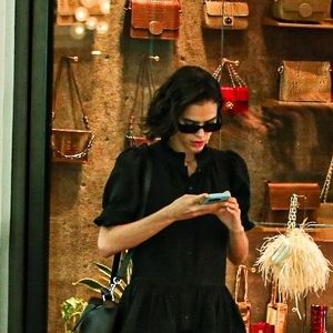 Bruna Marquezine apostou em vestido preto romântico bem soltinho com mangas bufantes